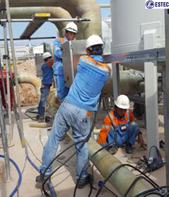 Các kỹ sư ESTEC đang thực hiện thi công lắp đặt